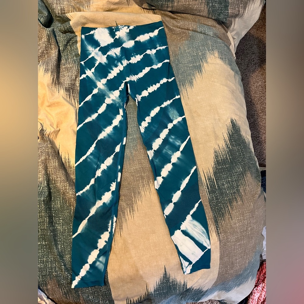 PINK(Victoria secret) seamless leggings size small, blue and white tie dye,